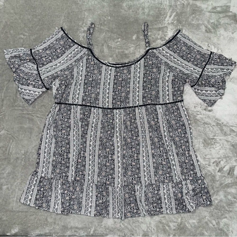 Torrid Patterned Cold Shoulder Blouse Size 4 Plus Size Boho Flowy Black White